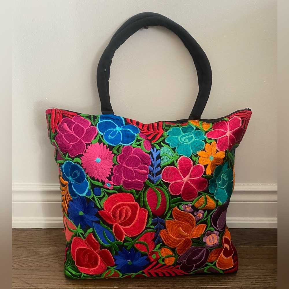 Shoulder bag embroidered patter